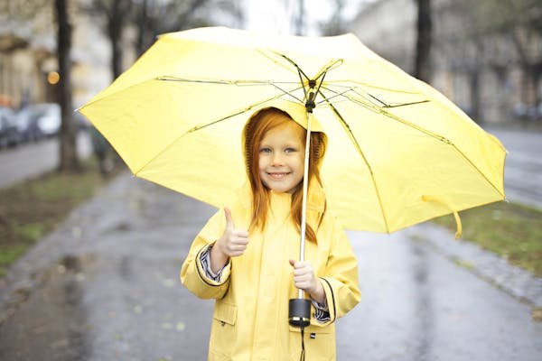 Les parapluies enfant : couleur et magie pour les jours de pluie!